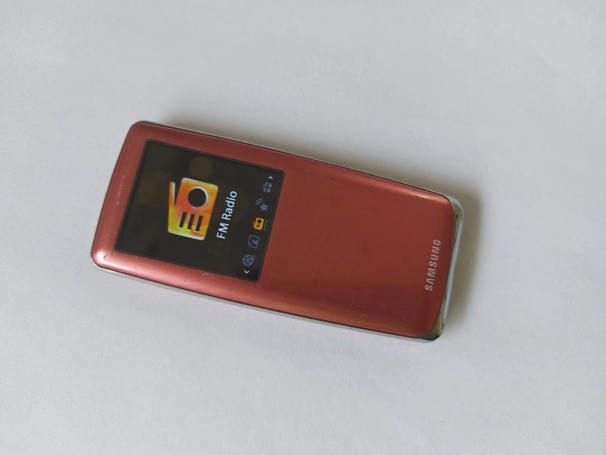 Vendora Samsung YP-S3. MP3/4 Multimedia Player. FM. Radio. 3 Vendora Samsung YP-S3. MP3/4 Multimedia Player. FM. Radio.