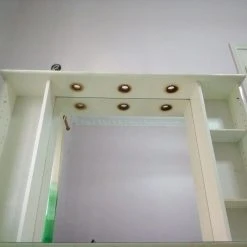 Vendora καθρεφτης μπανιου με δυο ντουλαπια και 3 υποδοχες για φωτα