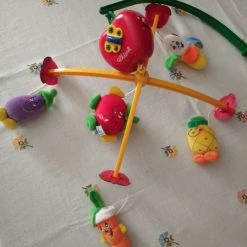 Vendora ΚΡΕΜΑΣΤΟ ΜΟΥΣΙΚΟ ΠΑΙΧΝΙΔΙ ΚΟΥΝΙΑΣ / CHICCO. ΣΕ ΑΡΙΣΤΗ ΚΑΤΑΣΤΑΣΗ.