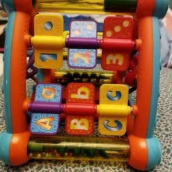 Vendora Τρίγωνο δραστηριοτήτων αψεγάδιαστο πεντακάθαρο με καθρέφτη, κυβακια, γράμματα, αριθμούς, καβουράκια, μπίλιες που τα κουνάει το μωρό με τα χεράκια του. Από 6 μηνών και πάνω -Vendora store d1de251a5986f2f5dec0051bb28ee26a85f41af9 xl