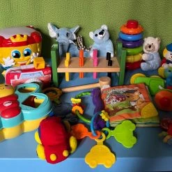 Vendora Βρεφικά παιχνίδια πακέτο Fisher Price Πεταλούδα με Σχήματα, Φωτογραφική Μηχανή με Καθρέφτη από Ύφασμα,Clementoni Baby Ρούλης Τυμπανούλης, PlayGro Sort And Stack Tower Πύργος με Κρίκους, IKEA και άλλα.