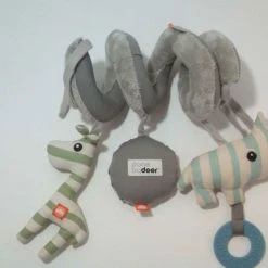 Vendora ΚΡΕΜΑΣΤΟ ΒΡΕΦΙΚΟ ΠΑΙΧΝΙΔΙ ΣΠΙΡΑΛ ΚΟΥΝΙΑΣ ΚΑΙ ΚΑΡΟΤΣΙΟΥ Done By Deer -Vendora store ea959ca3c15a6e304959a0a25298bc2db9f823a3 xl