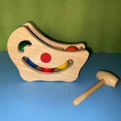 Vendora Βρεφικό παιχνίδι. Plan Toys. Θαυματουργός πάγκος σε σχήμα μισοφέγγαρου με 5 χρωματιστές μπάλες -Vendora store ed5365bbb51a2f89465b8646f9dc3a876897ea4a xl